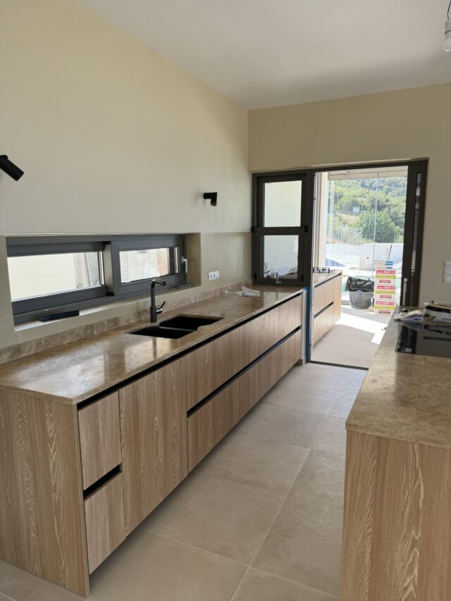 Κουζίνα σε αποχρώσεις του φυσικού ξύλου και νέο design